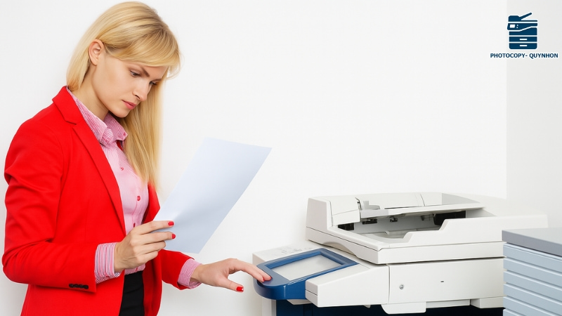Nhân viên văn phòng đang scan tài liệu email sang máy photocopy đa chức năng